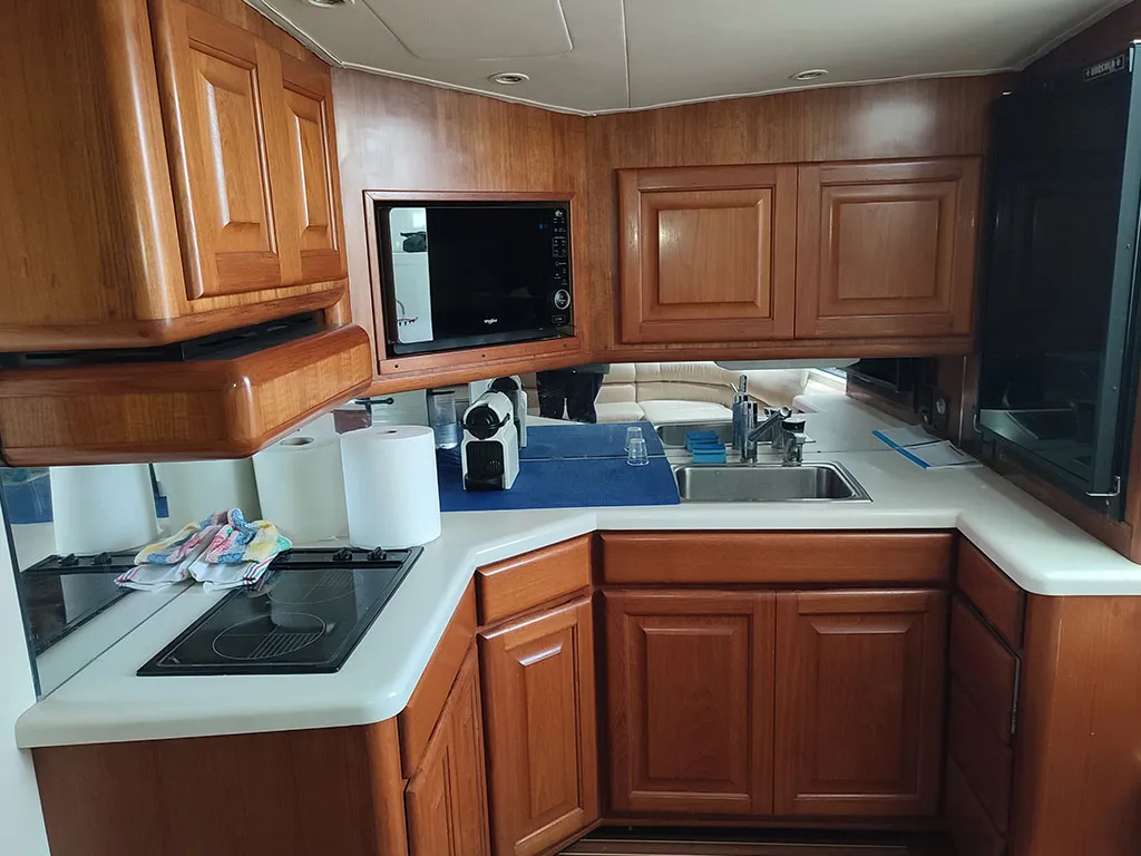 Яхта Viking 43 во время движения по акватории