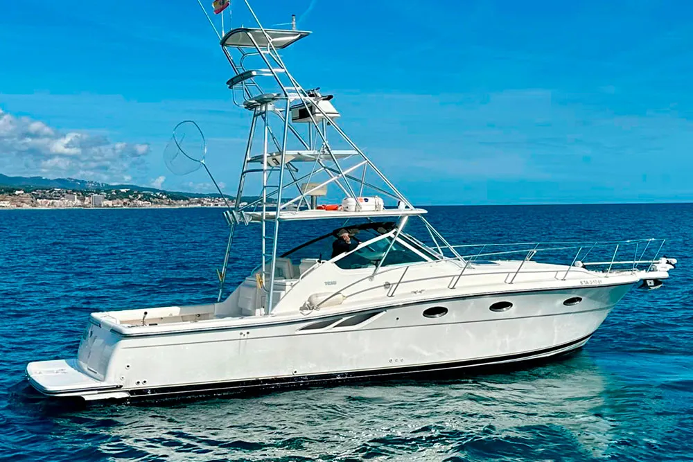 Комфортная рыбалка на Tiara Yachts 3800 Open — просторная палуба
