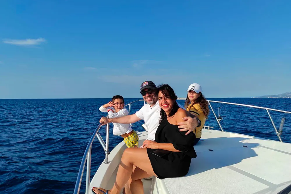 Катер Cata 326 PureFishing на ходу в море