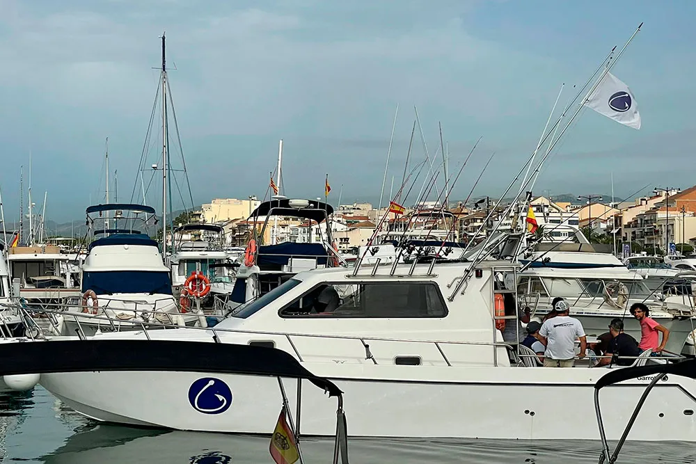 Внутреннее пространство кабины катера Cata 326 PureFishing