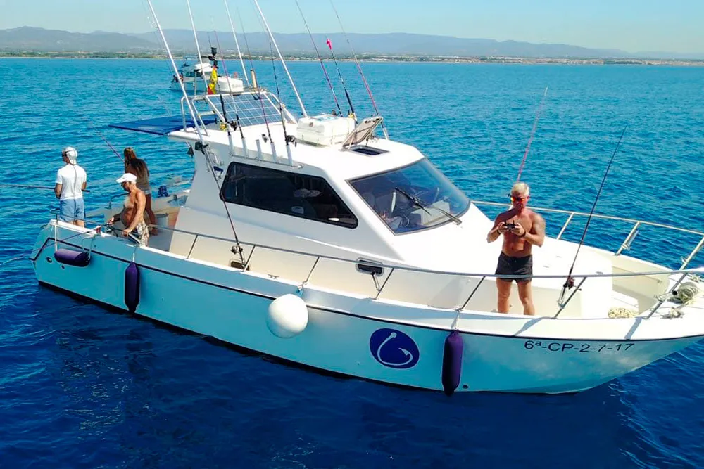 Рыбалка в Камбрильсе на катере Cata 326 PureFishing